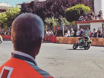 Voluntario de Cruz Roja durante el transcurso del GP de motos de la Bañeza Voluntario de Cruz Roja durante el transcurso del GP de motos de la Bañeza