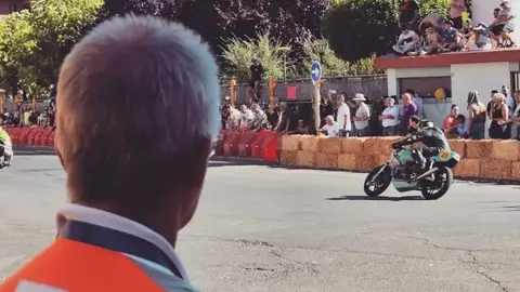 Voluntario de Cruz Roja durante el transcurso del GP de motos de la Bañeza Voluntario de Cruz Roja durante el transcurso del GP de motos de la Bañeza
