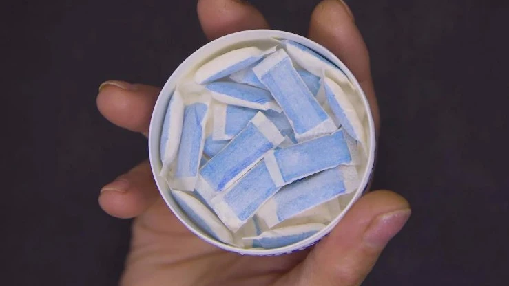 Caja con bolsitas de snus blanco. Caja con bolsitas de snus blanco.