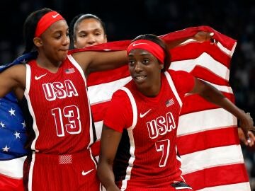 Las jugadoras de Estados Unidos celebran la victoria