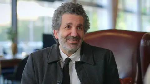 Esta noche en Hermanos: Orhan le consigue a Ayten trabajo como asistenta de Nebahat Esta noche en Hermanos: Orhan le consigue a Ayten trabajo como asistenta de Nebahat