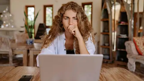Una mujer frente a la pantalla del ordenador Una mujer frente a la pantalla del ordenador