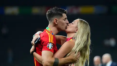 Álvaro Morata y Alice Campello celebrando la victoria de la selección española en la Eurocopa 2024 Álvaro Morata y Alice Campello celebrando la victoria de la selección española en la Eurocopa 2024