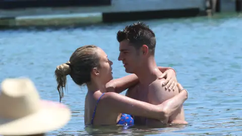 Alice Campello y Álvaro Morata en la playa Alice Campello y Álvaro Morata en la playa