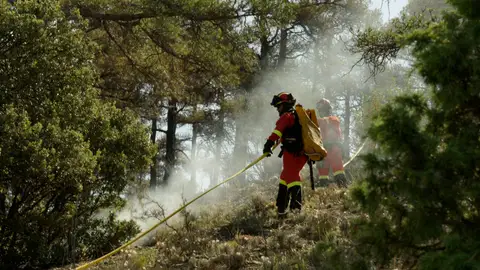 El incendio forestal junto a Corbalán (Teruel) que se inició a mediodía del domingo El incendio forestal junto a Corbalán (Teruel) que se inició a mediodía del domingo