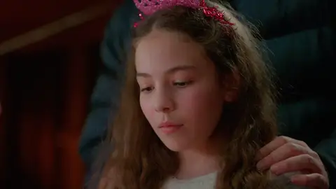El regalo de Asiye y Ömer hace muy especial el cumpleaños de Emel El regalo de Asiye y Ömer hace muy especial el cumpleaños de Emel