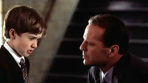 Haley Joel Osment y Bruce Willis en El Sexto Sentido Haley Joel Osment y Bruce Willis en El Sexto Sentido