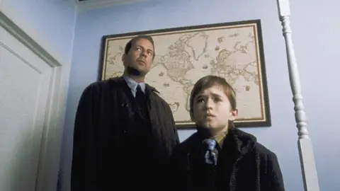 Haley Joel Osment y Bruce Willis en El Sexto Sentido Haley Joel Osment y Bruce Willis en El Sexto Sentido