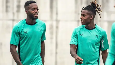 Nico Williams junto a su hermano Iñaki en un entrenamiento de Athletic Nico Williams junto a su hermano Iñaki en un entrenamiento de Athletic