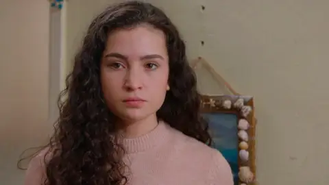 Aybike estalla contra Cansu al verla con el jersey que le regaló su madre antes de morir Aybike estalla contra Cansu al verla con el jersey que le regaló su madre antes de morir