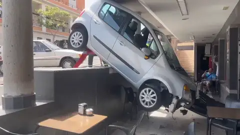 Ricardo se ha librado de morir aplastado por un coche en la terraza de una cafetería: "He vuelto a nacer" Ricardo se ha librado de morir aplastado por un coche en la terraza de una cafetería: "He vuelto a nacer"