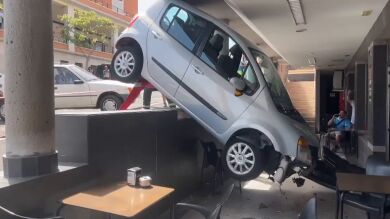 Ricardo se ha librado de morir aplastado por un coche en la terraza de una cafetería: 