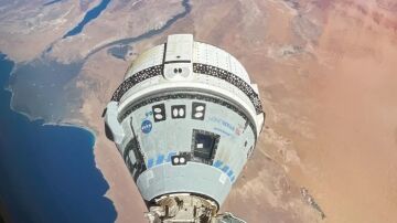 Starliner acoplada a la Estación Espacial con el delta del Nilo de fondo