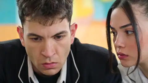 ¡Por los pelos! Tolga evita que Yasmin vea el vídeo que podría destrozarle la vida ¡Por los pelos! Tolga evita que Yasmin vea el vídeo que podría destrozarle la vida