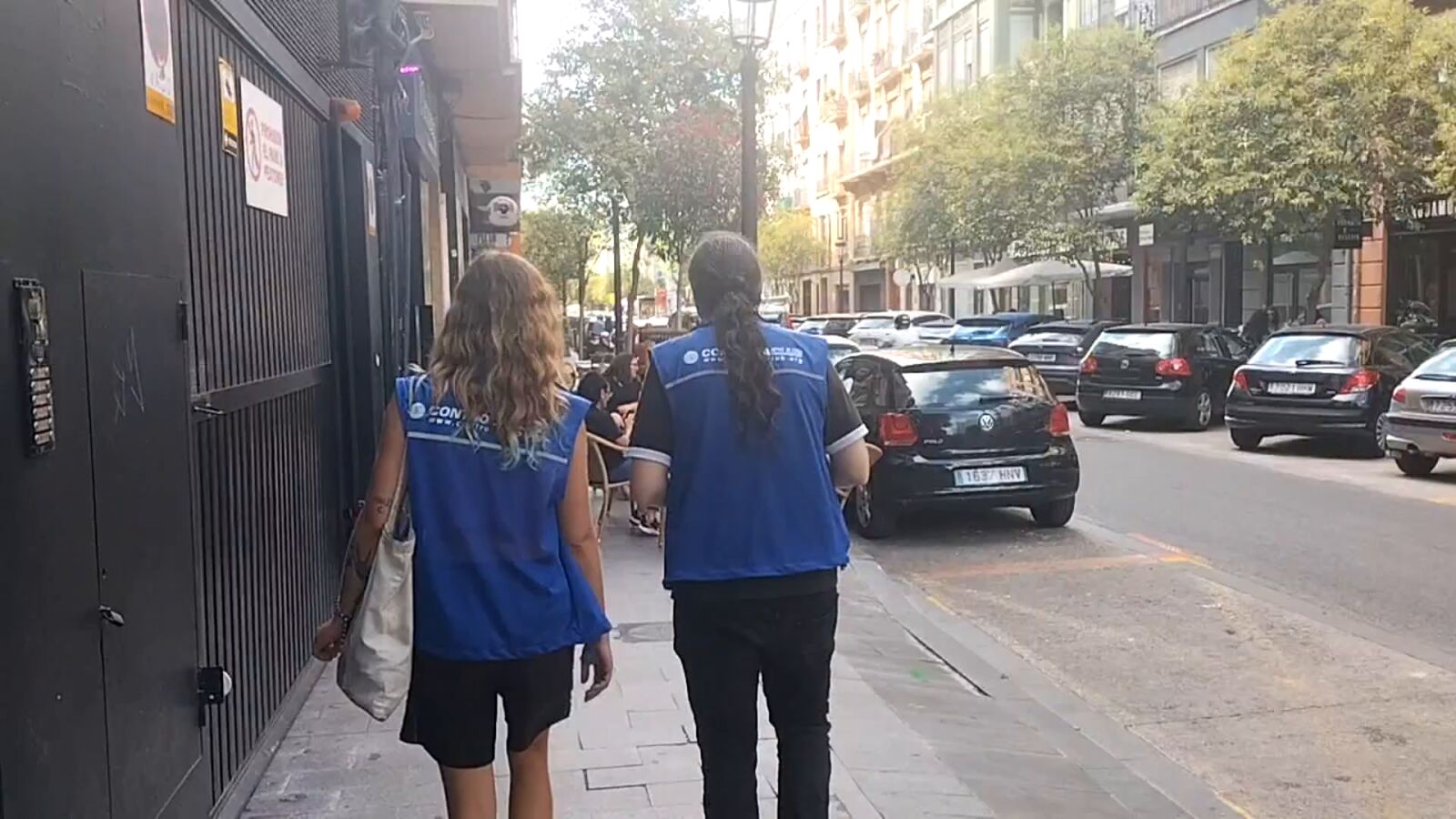 Los guardianes del silencio: controlan el ruido de los turistas en las ciudades
