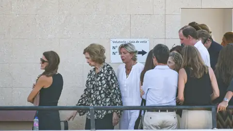 La reina Sofía y su sobrina Simoneta en el velatorio de Juan Gómez-Acebo La reina Sofía y su sobrina Simoneta en el velatorio de Juan Gómez-Acebo