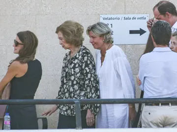 La reina Sofía y su sobrina Simoneta en el velatorio de Juan Gómez-Acebo La reina Sofía y su sobrina Simoneta en el velatorio de Juan Gómez-Acebo