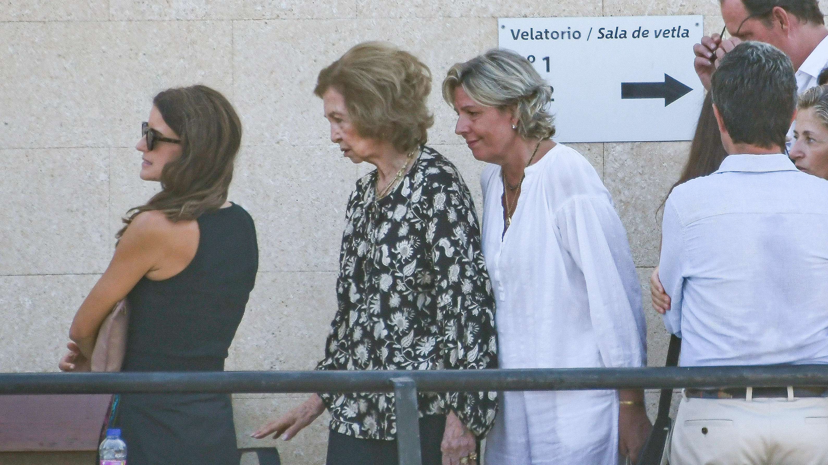 La reina Sofía y su sobrina Simoneta en el velatorio de Juan Gómez-Acebo La reina Sofía y su sobrina Simoneta en el velatorio de Juan Gómez-Acebo