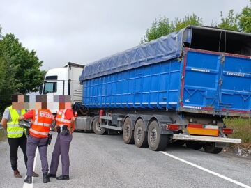 Un camionero invita a cervezas a agentes de la Policía Foral tras septuplicar la tasa de alcohol