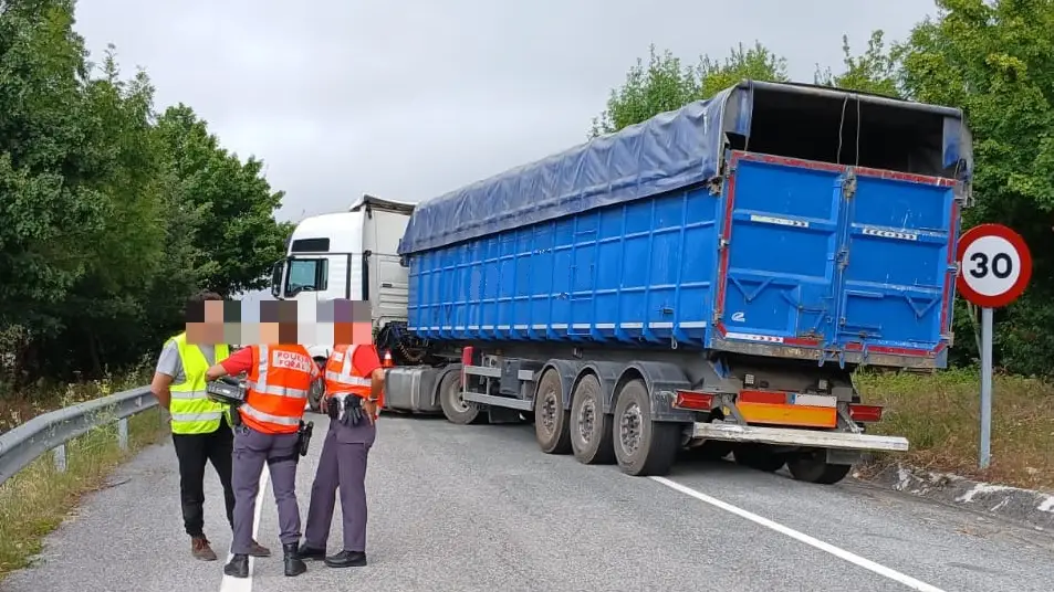 Un camionero invita a cervezas a agentes de la Policía Foral tras septuplicar la tasa de alcohol Un camionero invita a cervezas a agentes de la Policía Foral tras septuplicar la tasa de alcohol