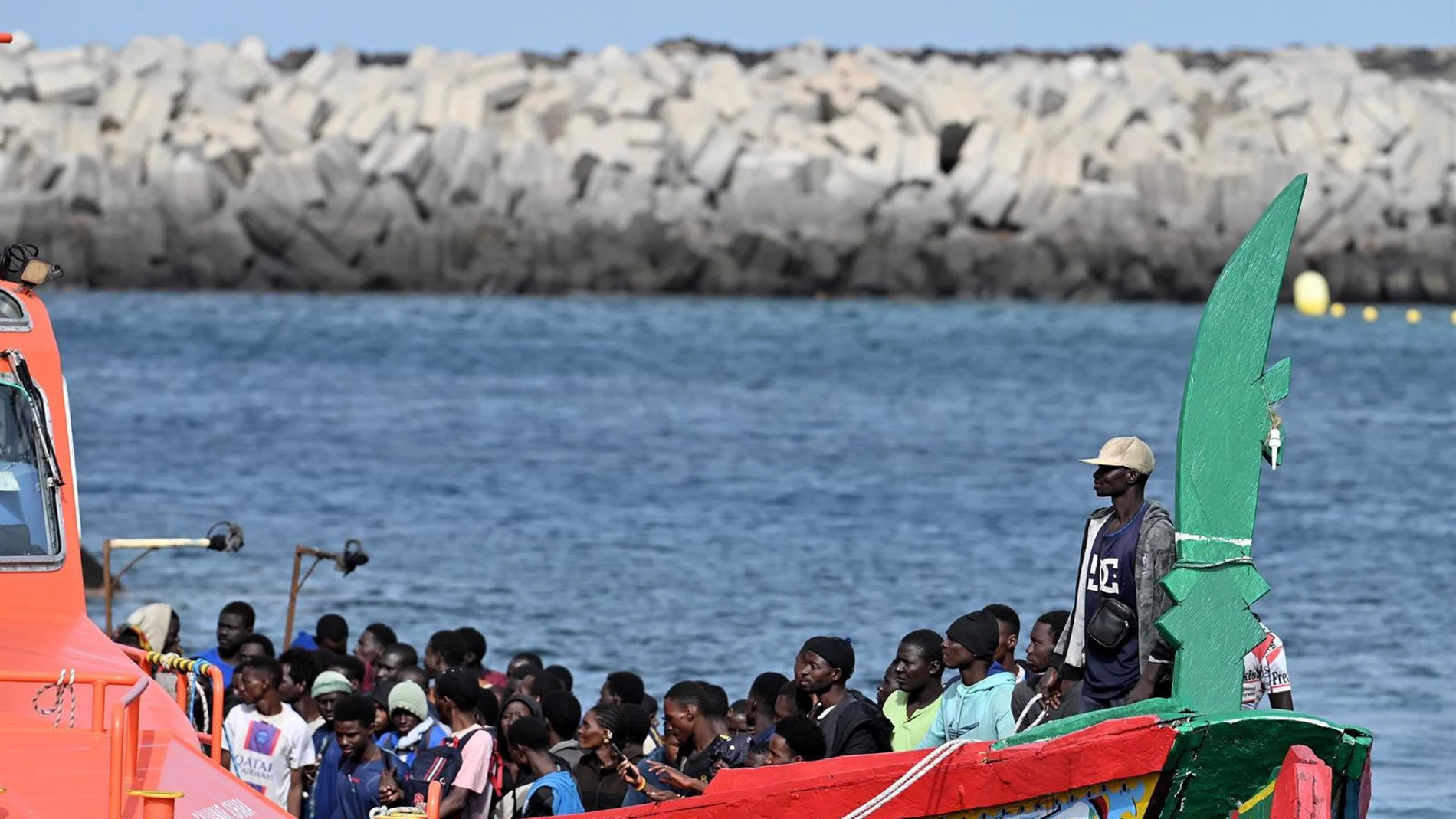 Arriba una patera por sus propios medios al muelle de La Restinga (El Hierro) con 97 personas a bordo Arriba una patera por sus propios medios al muelle de La Restinga (El Hierro) con 97 personas a bordo
