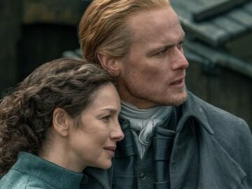 Caitriona Balfe y Sam Heughan como Claire y Jamie Fraser en la temporada 7 de Outlander