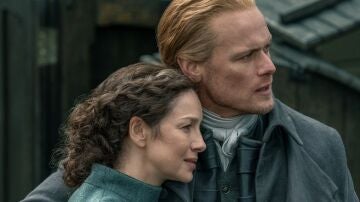 Caitriona Balfe y Sam Heughan como Claire y Jamie Fraser en la temporada 7 de Outlander