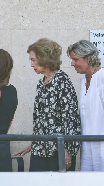 La reina Sofía en el velatorio de Juan Gómez-Acebo La reina Sofía en el velatorio de Juan Gómez-Acebo