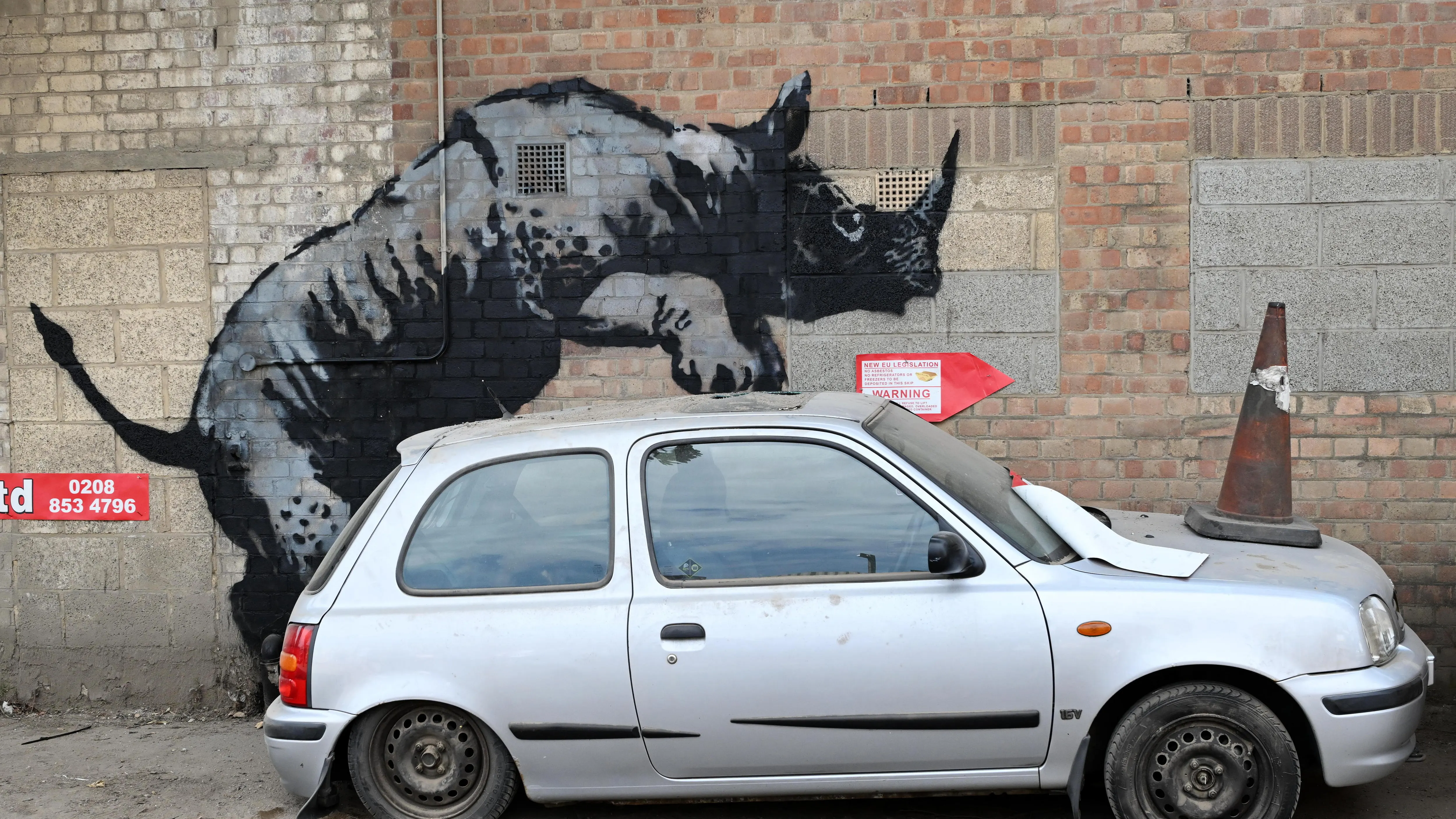 Una nueva obra de arte con temática animal del artista callejero británico Banksy Una nueva obra de arte con temática animal del artista callejero británico Banksy