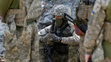 Entrenamiento de soldados ucranianos en una foto del 10 de abril de 2024 Entrenamiento de soldados ucranianos en una foto del 10 de abril de 2024