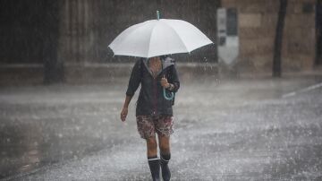 Lluvias, tormentas y oleaje mantienen con avisos a una decena de CCAA