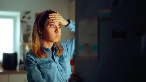 Mujer abriendo la nevera Mujer abriendo la nevera