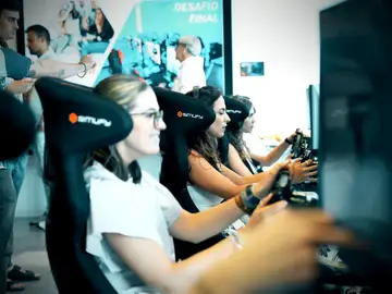 jovenes jugando con realidad virtual jovenes jugando con realidad virtual
