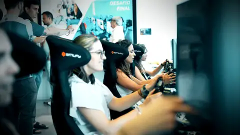 jovenes jugando con realidad virtual jovenes jugando con realidad virtual