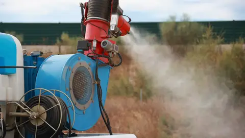 Refuerzan con drones el tratamiento contra los mosquitos que propagan el virus del Nilo Un pick up nebulizador interviene en la campaña para el tratamiento contra los mosquitos que propagan el Virus del Nilo Occidental (VNO). A 13 de agosto de 2024, en Coria del Río, Sevilla (Andalucía, España). La campaña para el control y tratamientos contra los mosquitos que propagan el virus del Nilo Occidental (VNO) se ha reforzado con drones y otros medios en varios municipios sevillanos. Este virus ha provocado hasta el momento el fallecimiento de tres personas en la provincia. 13 AGOSTO...
