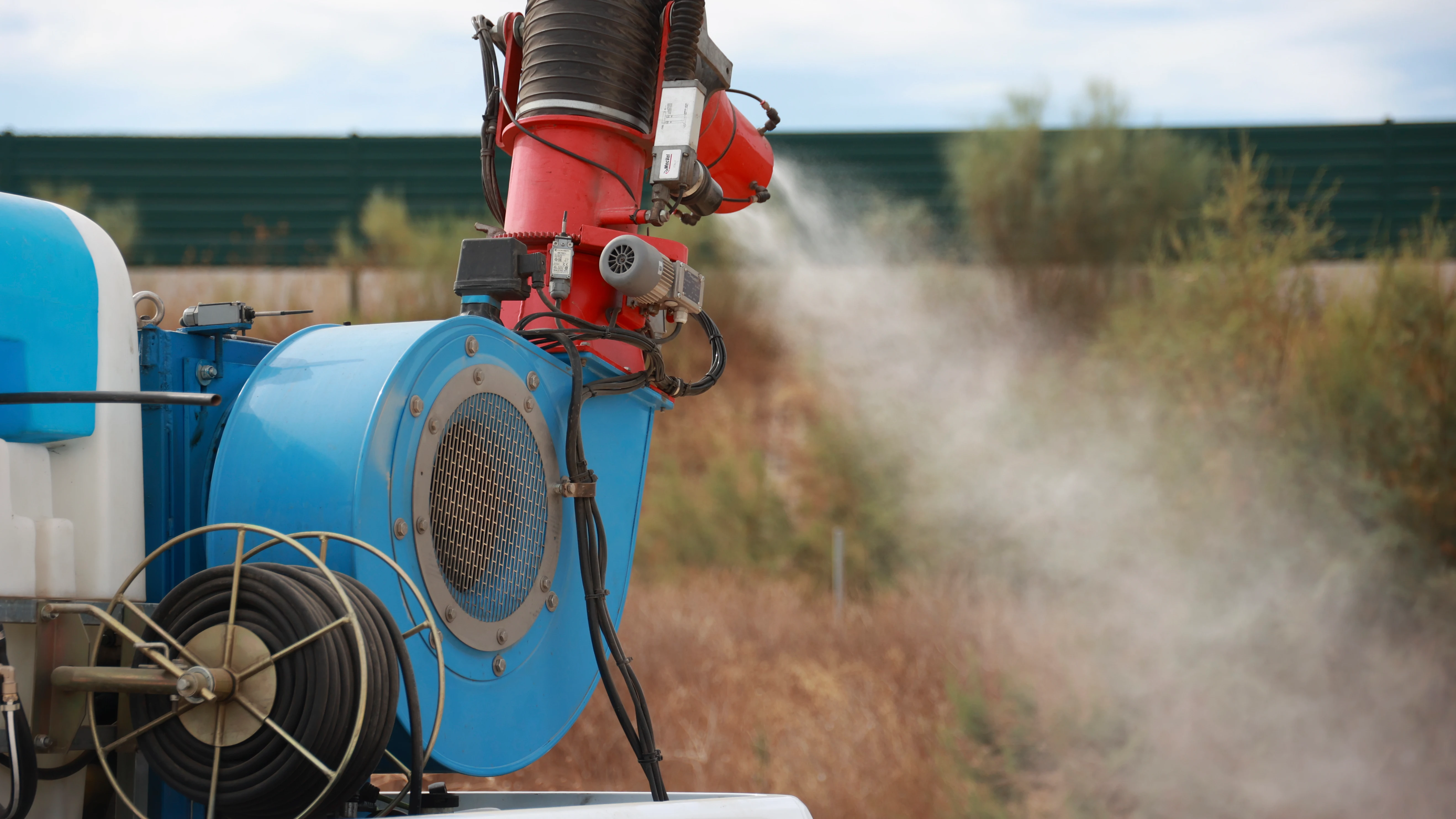 Refuerzan con drones el tratamiento contra los mosquitos que propagan el virus del Nilo Un pick up nebulizador interviene en la campaña para el tratamiento contra los mosquitos que propagan el Virus del Nilo Occidental (VNO). A 13 de agosto de 2024, en Coria del Río, Sevilla (Andalucía, España). La campaña para el control y tratamientos contra los mosquitos que propagan el virus del Nilo Occidental (VNO) se ha reforzado con drones y otros medios en varios municipios sevillanos. Este virus ha provocado hasta el momento el fallecimiento de tres personas en la provincia. 13 AGOSTO...