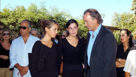 Bertín Osborne y sus hijas, Claudia y Eugenia, en el entierro de Sandra Domecq Bertín Osborne y sus hijas, Claudia y Eugenia, en el entierro de Sandra Domecq