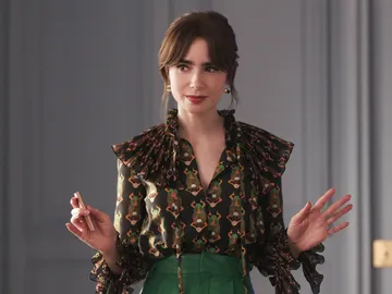 Lily Collins en la temporada 4 de Emily en París Lily Collins en la temporada 4 de Emily en París