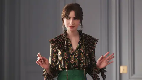 Lily Collins en la temporada 4 de Emily en París Lily Collins en la temporada 4 de Emily en París