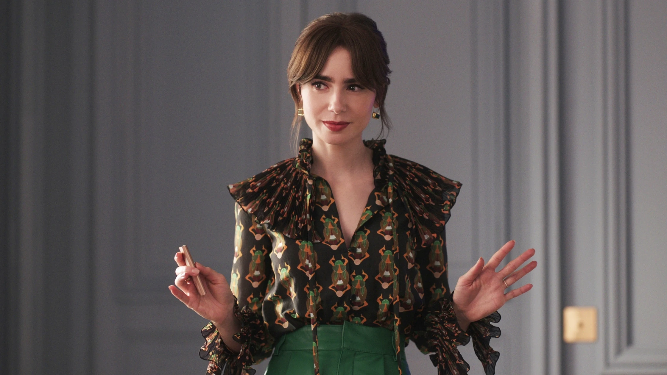 Lily Collins en la temporada 4 de Emily en Par&iacute;s