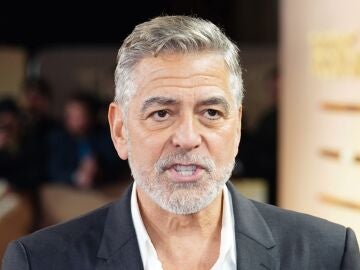 George Clooney en un pase de la película The Boys in the Boat en Londres