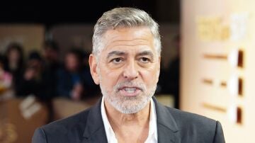 George Clooney en un pase de la película The Boys in the Boat en Londres