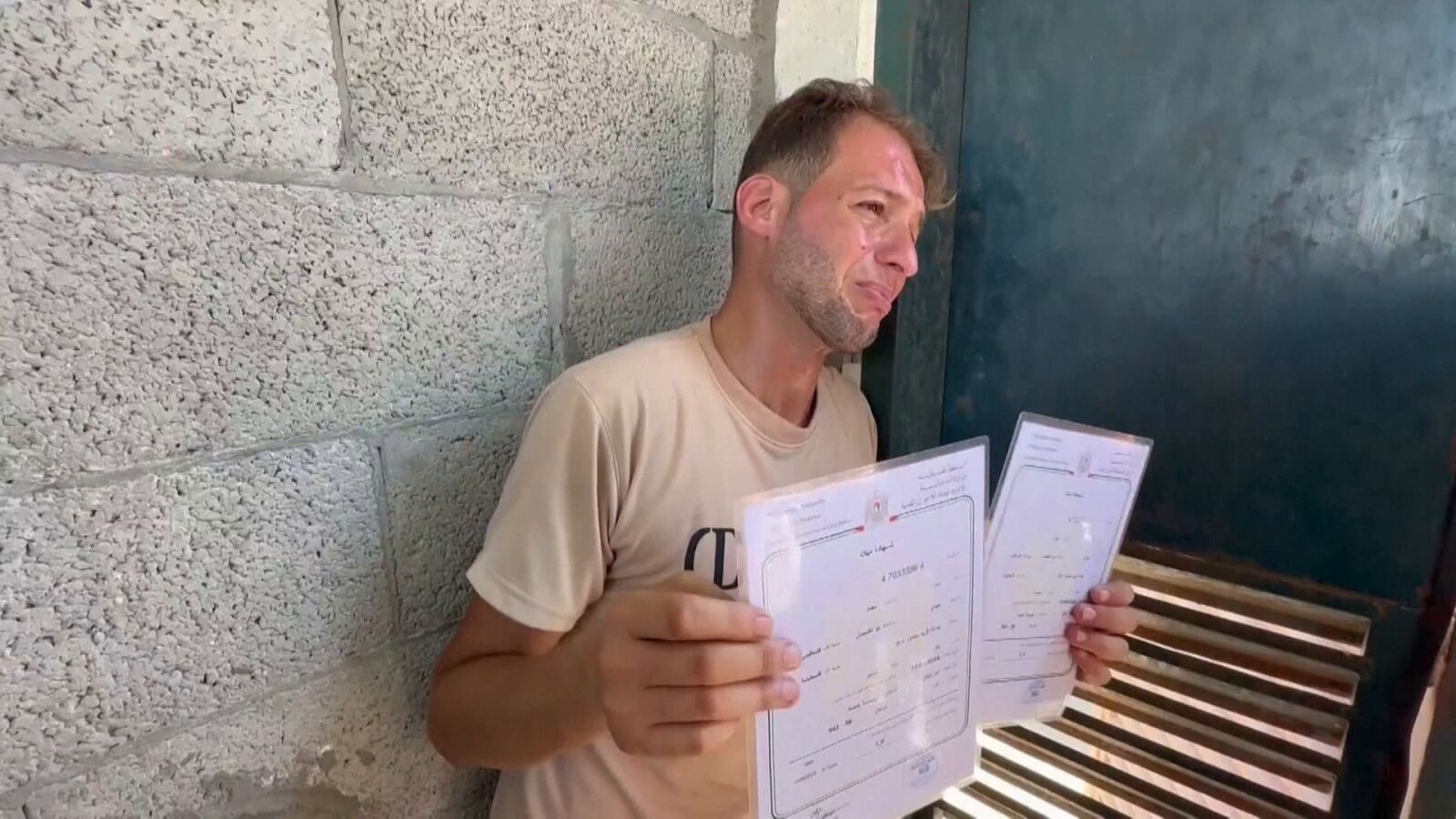 Un padre pierde a sus dos gemelos recién nacidos después de que Israel bombardeara su casa
