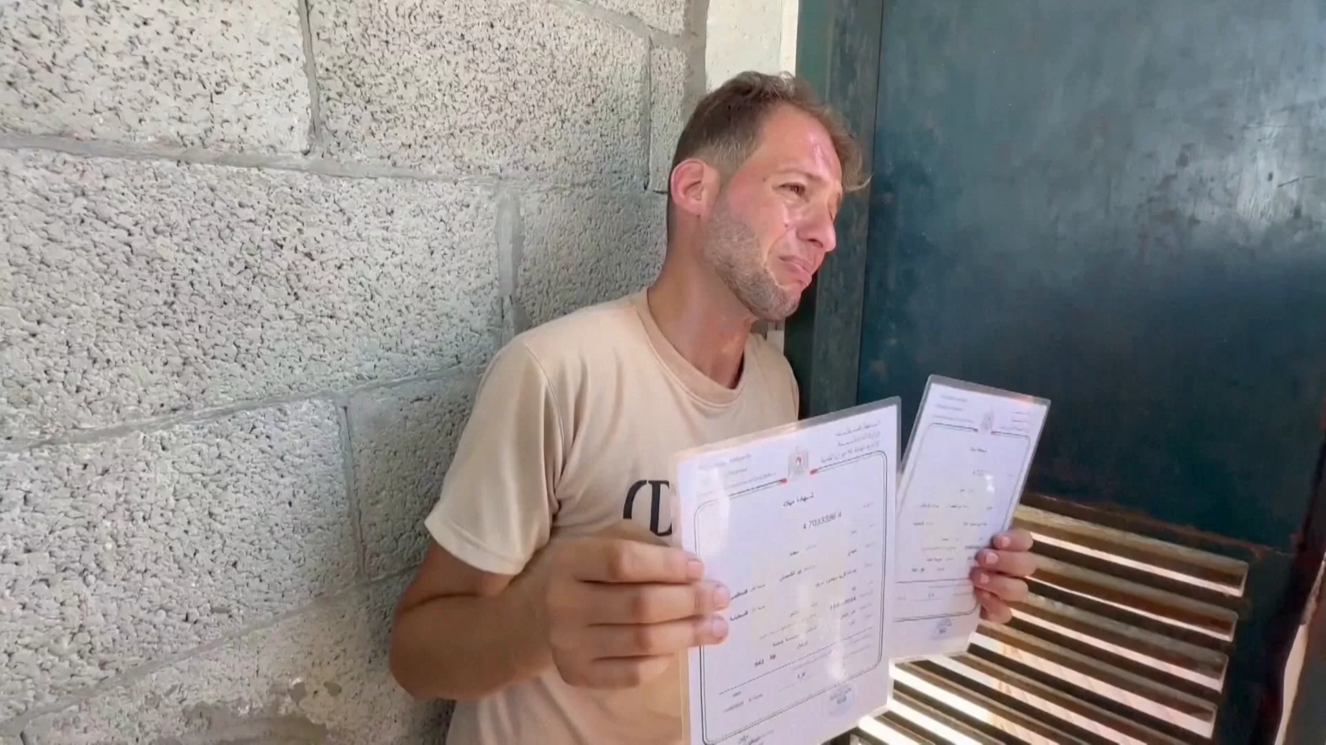 Un padre pierde a sus dos gemelos en un ataque a&eacute;reo