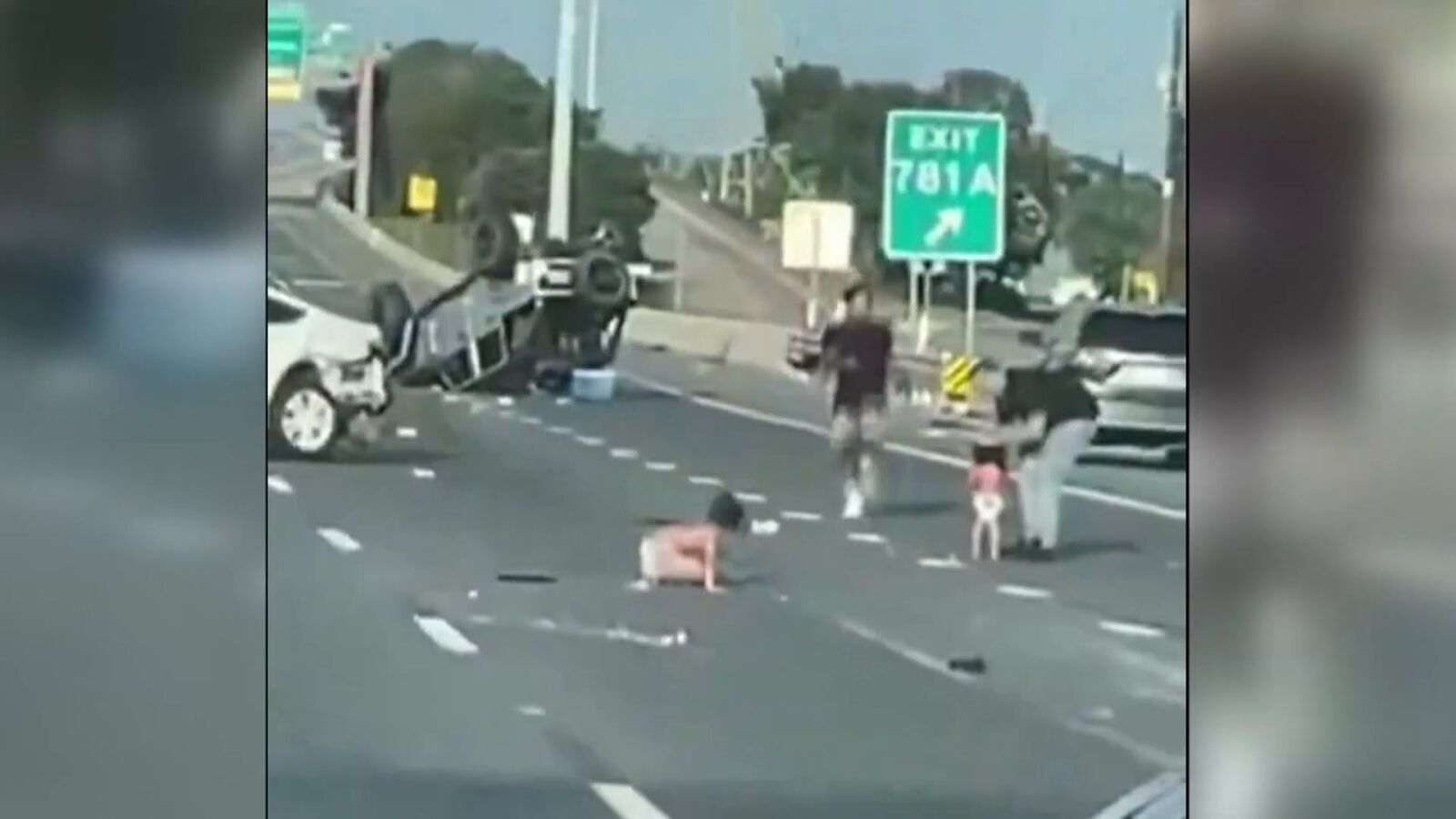 Vídeo: dos bebés en pañales en mitad de la carretera tras un accidente en Texas
