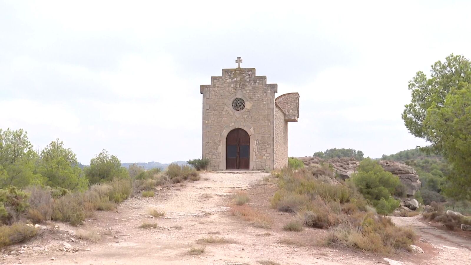 Polémica por la grabación de un vídeo para adultos frente a una ermita en Lleida