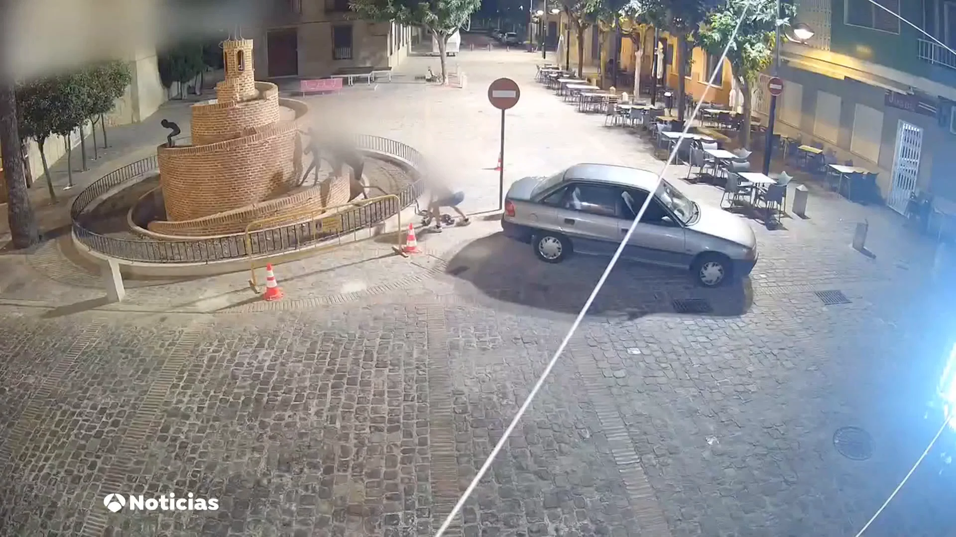 Con cinchas atadas a un coche, as&iacute; robaron las figuras