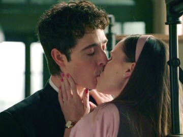 La qu&iacute;mica se dispara entre Claudia y Mateo... &iexcl;Y terminan por besarse!