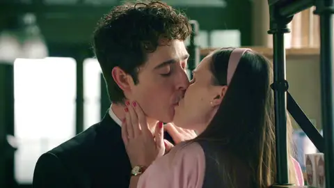 La química se dispara entre Claudia y Mateo... ¡Y terminan por besarse! La química se dispara entre Claudia y Mateo... ¡Y terminan por besarse!