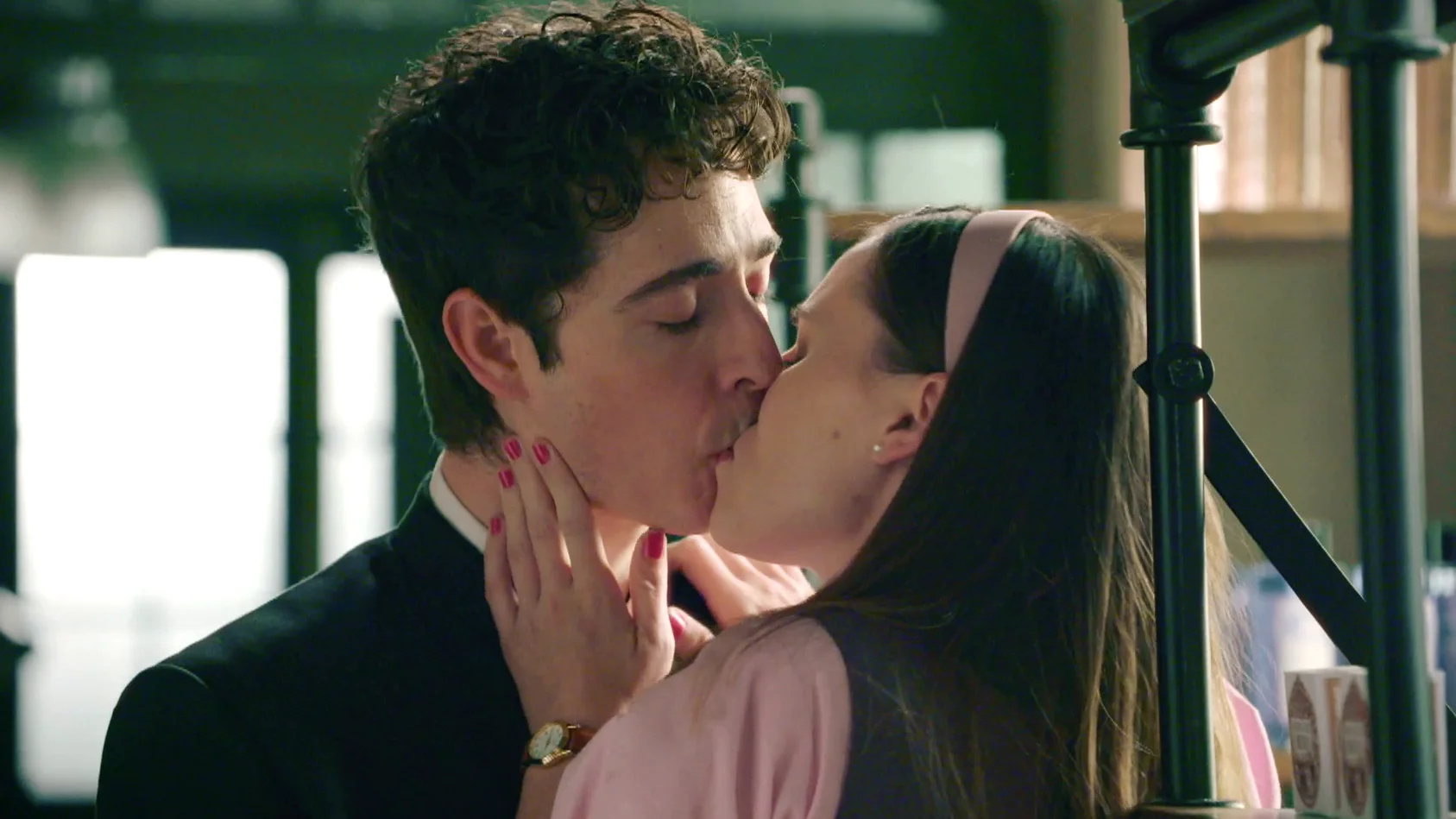 La química se dispara entre Claudia y Mateo... ¡Y terminan por besarse! La química se dispara entre Claudia y Mateo... ¡Y terminan por besarse!